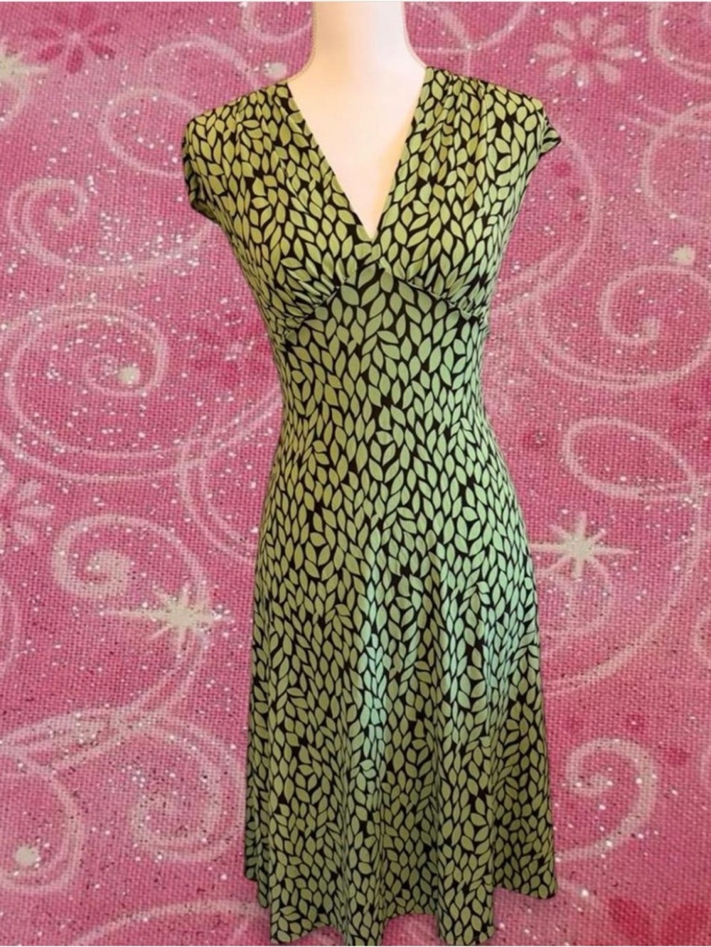 London Times Green Leaf-Print V-Neck Midi Dress